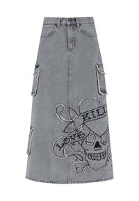 Denim midi-nederdel i falmet grå med broderet kranium og "LOVE KILLS" banner, samt to sidelommer og en lige design.