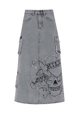 Midikleid aus Denim in verwaschenem Grau, mit gesticktem Schädel und Banner "LOVE KILLS", zwei Seitentaschen und gerader Passform.