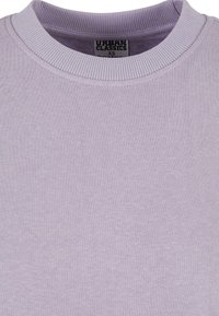 Felpa lilla con girocollo a coste. Tessuto morbido, design casual, con un'etichetta che mostra "URBAN CLASSICS" e taglia XS.