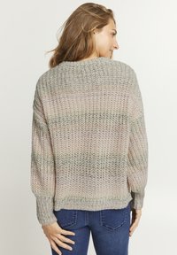 Leichter, gestrickter Pullover in pastellfarbenen Streifen aus Rosa, Grün und Grau. Ausgestattet mit gerippten Bündchen und Saum, bietet er eine lässige Passform und eine offene Webstruktur.