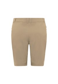 Shorts beiges en tissu léger, dotés d'un devant plat, de passants pour ceinture et de poches latérales. Texture lisse avec une coupe ajustée.
