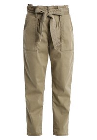 Höga beige casualbyxor med stora framfickor och ett matchande tygbälte knutet i midjan, raka smalnande ben.