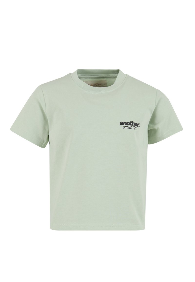 Světlé zelené bavlněné tričko s kulatým výstřihem a krátkými rukávy. Na levé straně je černé textové logo. Hladká textura.