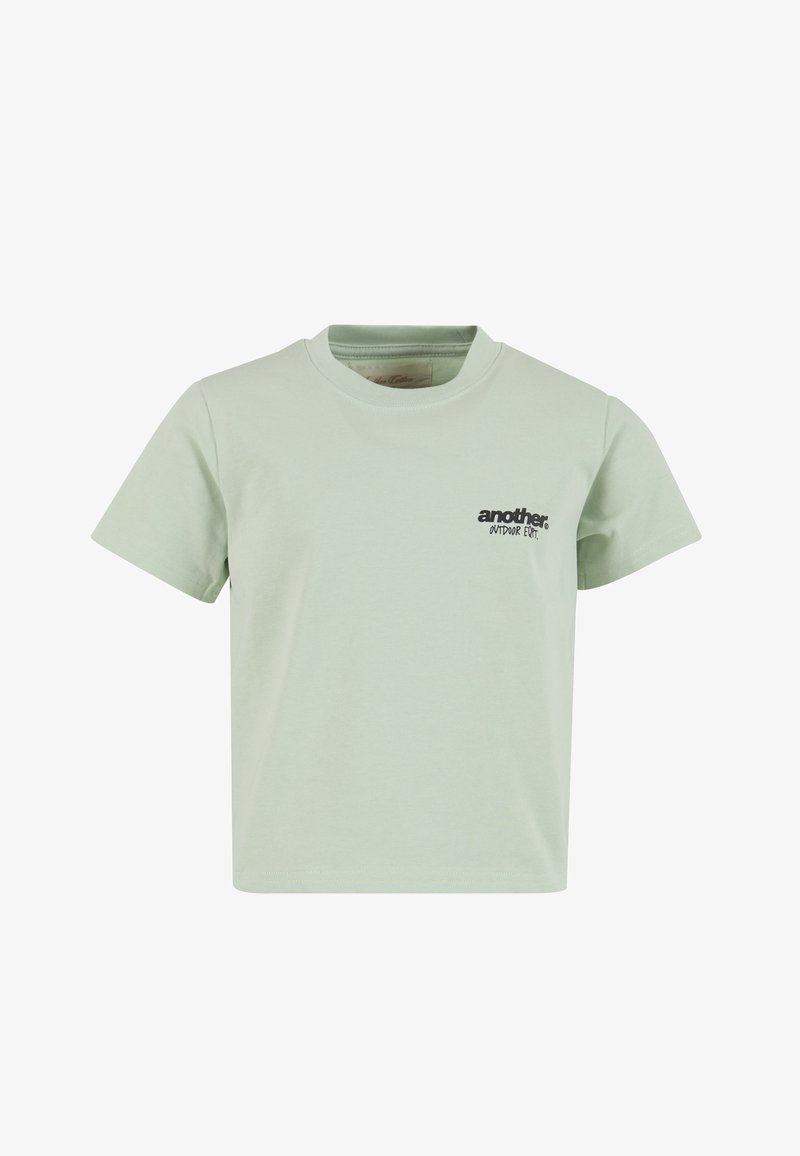 heleroheline puuvillane t-särk ümarate kaeluse ja lühikeste varrukatega. Vasakul küljel musta teksti logoga. Ühtlane tekstuur.