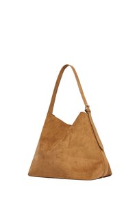 Borsa morbida in suede marrone con una tracolla regolabile e una forma triangolare scomposta, mostrata su uno sfondo bianco.