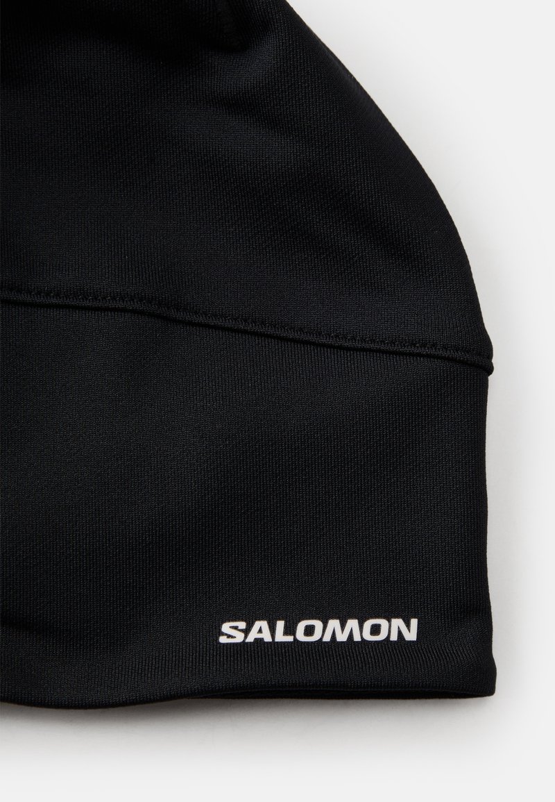 Zwarte hoofdband van rekbaar materiaal, met een gladde textuur en gestikte details, met het "SALOMON"-logo in het wit aan de voorkant.