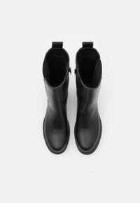 XTI Botas con plataforma - black