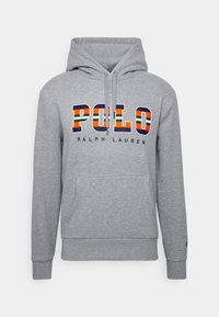 Grå hoodie med en framficka i kängurustil, justerbar dragsko i huvan och en djärv "POLO"-logotyp i orange, grön och blå över bröstet.