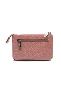 Piccola pochette rosa con motivo testurizzato in rilievo, tasca con zip frontale e tiranti in metallo argentato, su sfondo bianco.