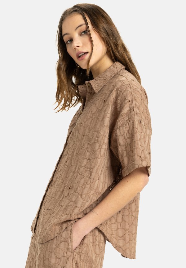 NOSTALGIA - MIT KURZEN ÄRMELN  - Button-down blouse - tec4
