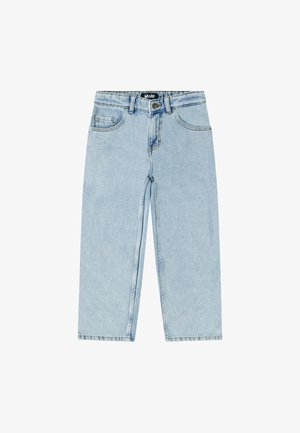 Jeans de ganga azul claro com um design de perna reta. As características incluem um estilo clássico de cinco bolsos, fecho de botão metálico e costura em contraste.