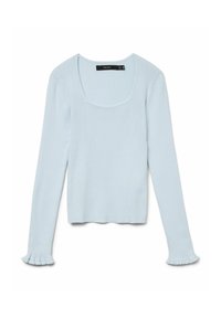 Haut bleu clair en maille côtelée à manches longues avec encolure dégagée et détail subtil de volant aux poignets, posé à plat sur fond blanc.