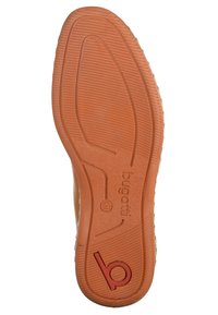 Semelle d'une chaussure marron clair avec une surface texturée, arborant un logo rouge bien visible et des rainures courbes pour une meilleure traction.