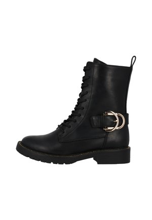 Botas de tobillo de cuero negro con cordones, punta redonda, tacón plano y detalle de hebilla de metal de doble lazo en el lateral. Superficie texturizada y detalle de costura.