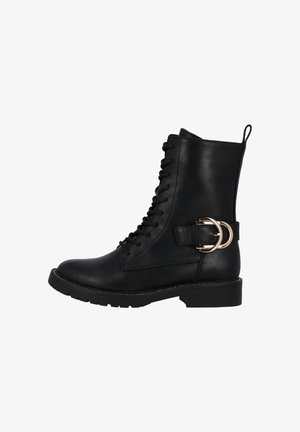 Stivali alla caviglia in pelle nera con lacci, punta tonda, tacco piatto e dettaglio con doppia fibbia metallica sul lato. Superficie texturizzata e particolare di cucitura.