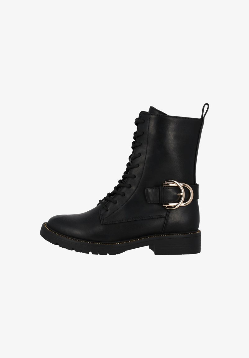 Botas de tobillo de cuero negro con cordones, punta redonda, tacón plano y detalle de hebilla de metal de doble lazo en el lateral. Superficie texturizada y detalle de costura.