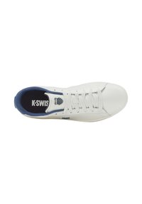 Białe skórzane trampki z niebieskim tekstylnym kołnierzem, okrągłym noskiem i płaskimi sznurowadłami. Posiadają logo K-Swiss na języku i boku.