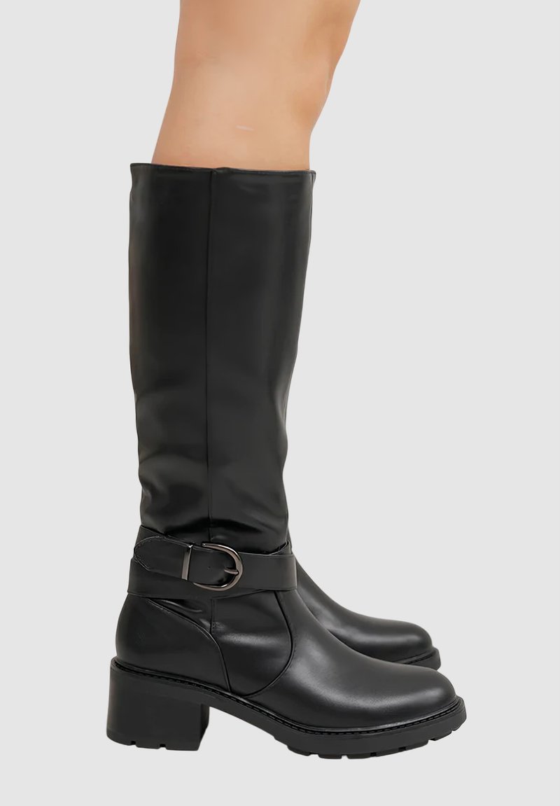 Bottes noires montantes en cuir synthétique lisse, avec un talon épais et une sangle avec une boucle ronde au niveau de la cheville.