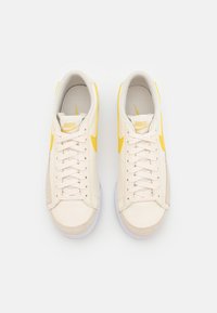 Nike Sportswear BLAZER PLATFORM - Tenisice - pale ivory/saturn gold/white