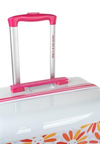 Maleta rígida con asa y cremallera de color rosa brillante, que presenta un colorido patrón de flores en naranja y blanco en la parte frontal.