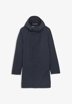 Námornícky vodoodolný kabát s vysokým golierom a nastaviteľnou kapucňou. Má dlhé rukávy, rovný strih a minimalistický design.