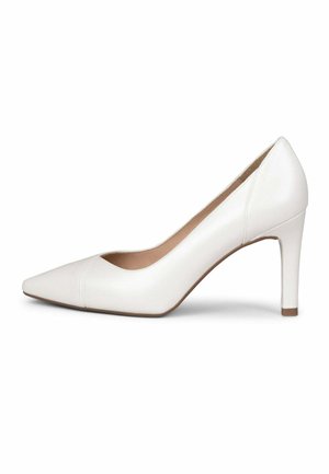 Zapato de tacón alto blanco de cuero con punta puntiaguda, tacón delgado y acabado suave, visto de lado sobre un fondo blanco.