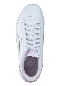 Sneaker in pelle bianca con lacci bianchi piatti, marchio dorato, dettagli rosa sul tallone e suola in gomma texturizzata. Codice QR sulla soletta.