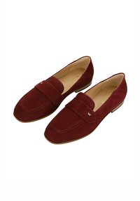 Para damskich półbutów ze skóry zamszowej w ciemnoczerwonym kolorze, z niskim obcasem i szerokim paskiem z przodu, widziana pod kątem z góry.