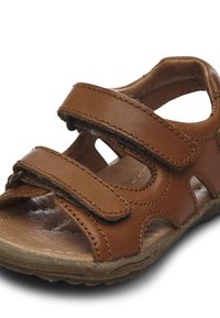 Brązowe skórzane sandały z dwoma regulowanymi paskami, otwartymi bokami i teksturowaną wkładką. Lekka podeszwa z detalami szycia.