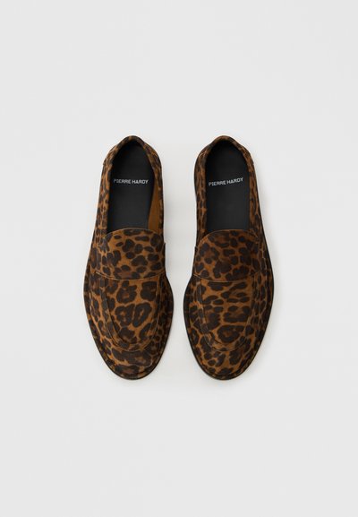 Scarpe slip-on in stampa leopardata realizzate in suede, con punta arrotondata e design senza cuciture. La combinazione di colori comprende tonalità di marrone e nero.