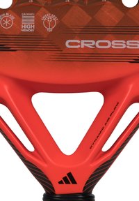 Rode peddel met een gestructureerde afwerking en zwarte accenten. Beschikt over een V-vormige hals voor aerodynamica en een merkl logo aan de onderkant.