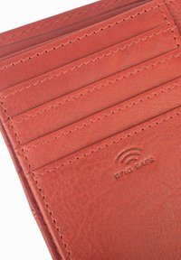 Czerwony skórzany portfel z wieloma kieszonkami na karty, z textured powierzchnią i wytłoczonym logo "RFID Safe". Widoczne detale szwów.