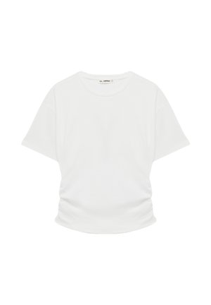 Enkel hvid T-shirt med korte ærmer, rund halsudskæring og let rynkning ved siderne nær den nederste kant.