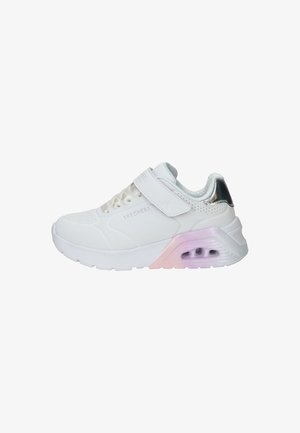 Baskets blanches avec une tige en mesh, une bande Velcro et des accents en dégradé de rose sur la semelle. Présente des détails perforés et un design chunky.