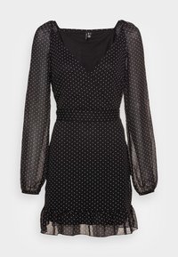 Černé šaty s průhlednými dlouhými rukávy, vzor s puntíky, výstřih do V, upnutý pas a volánkový lem. Materiál vypadá lehký a texturovaný.