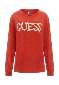 Rød sweatshirt med lange ærmer, lavet af blødt stof, med et stort, stiliseret off-white "GUESS" logo på fronten og ribbede manchetter.