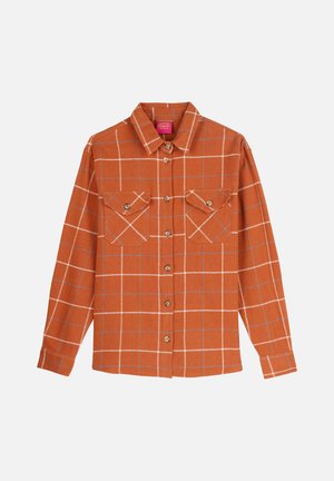 Chemise à carreaux orange en tissu doux, avec des manches longues, un devant à boutons, deux poches sur la poitrine, et des motifs en grille contrastés blancs et bleus.