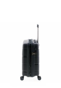 Valigia rigida nera con scanalature orizzontali, maniglia telescopica, lucchetto a combinazione e quattro ruote per la mobilità.
