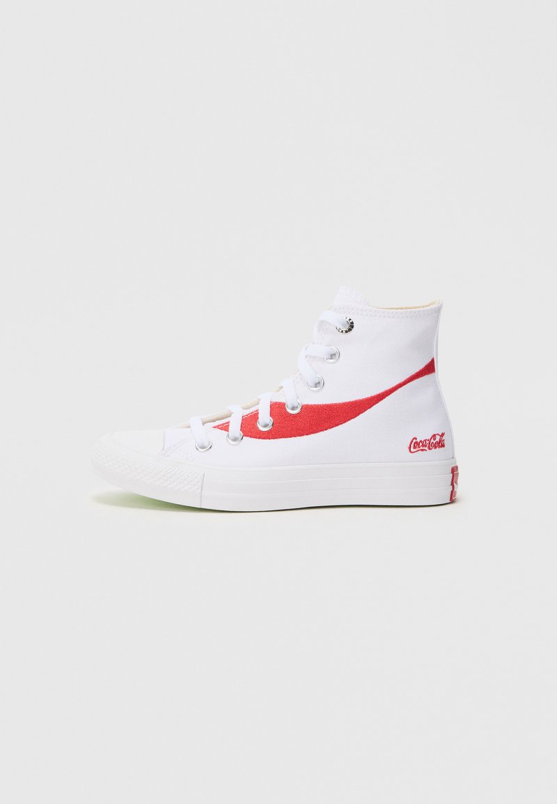 Λευκά παπούτσια υψηλού πάτου με κόκκινες λεπτομέρειες, από καμβά, στρογγυλή μύτη, ασημένιες τρύπες για τα κορδόνια και το λογότυπο της Coca-Cola κοντά στη φτέρνα.