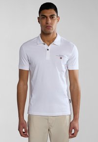 Hvid polo t-shirt med korte ærmer, tre-knaps placket, broderet logo på brystet og lige kant. Glat bomuldsstof.