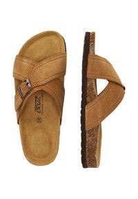 Sandales à talon en suède marron avec un design à lanières croisées, boucle en argent ajustable et semelle intérieure rembourrée ressemblant à du liège avec une semelle texturée.