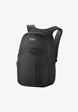 Musta reppu, joka on valmistettu kestävästä kankaasta ja jossa on useita vetoketjullisia lokeroita, pehmustetut olkahihnat sekä jämäkkä suorakulmainen muoto.