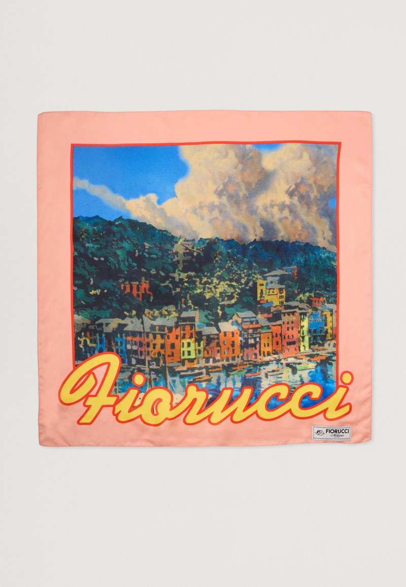 Eșarfă din mătase cu un peisaj imprimat vibrant, cu bărci și clădiri colorate, marginită de un fundal piersică și text galben "Fiorucci."