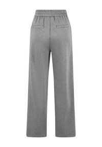 Pantalones grises de pierna ancha con cintura elástica y dos bolsillos de ojal traseros, mostrados desde atrás sobre fondo blanco.