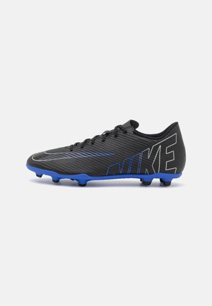 Crampons de football noirs avec des accents bleus, présentant une surface texturée, un bout arrondi et un logo Nike bien en vue. Équipés de crampons moulés pour une traction optimale.