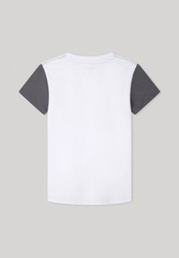 Camiseta blanca con mangas cortas grises, cuello redondo y dobladillo recto. La tela parece lisa con una ligera textura y un diseño minimalista.