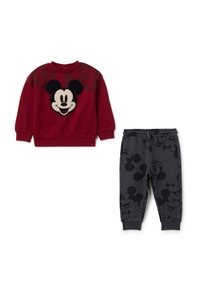 Sudadera roja con la cara peluda de Mickey Mouse, combinada con pantalones grises que presentan un patrón repetido de Mickey Mouse. Tejido de mezcla de algodón suave.