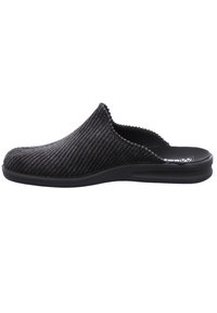 Svart vävd slip-on sko med en texturerad yta, låg profil och en slät svart sula. Har en rund tå och öppen bakdesign.