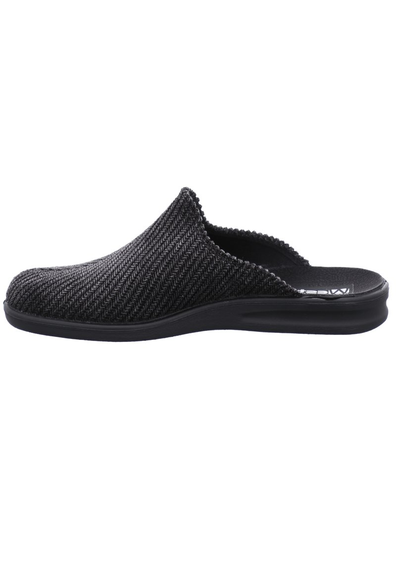Svart vävd slip-on sko med en texturerad yta, låg profil och en slät svart sula. Har en rund tå och öppen bakdesign.
