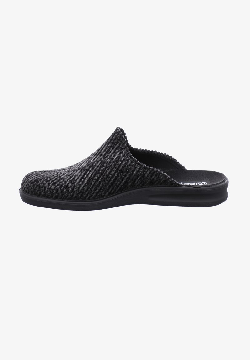 Czarne plecione pantofle wsuwane o teksturowej powierzchni, niskim profilu i gładkiej czarnej podeszwie. Posiadają okrągły czubek i otwarty tył.